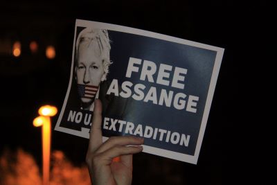 An image of Julian Assange held by a protester in Barcelona in early 2020 (by Marc Vázquez)